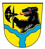 In Gold über einem gesenkten blauen Wellengöpel ein rot gezungter schwarzer Bärenrumpf, der in der Vordertatze eine schwarze Hellebarde hält.