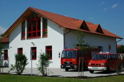 Das Bild zeigt das Feuerwehrhaus der FFW Niedergottsau
